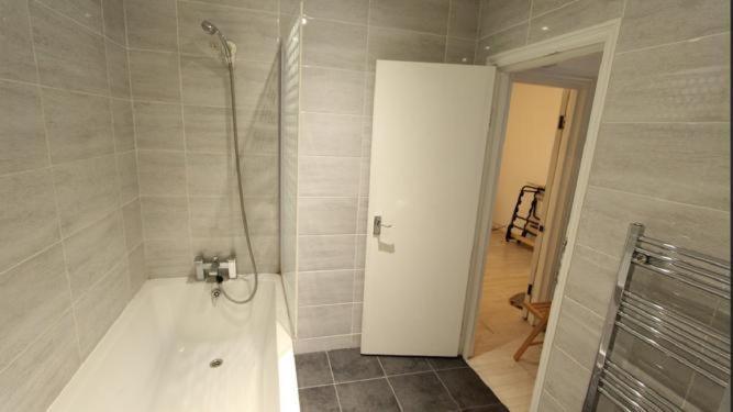 Redecorated Double With Shared Bathroom -rm3 Pensión