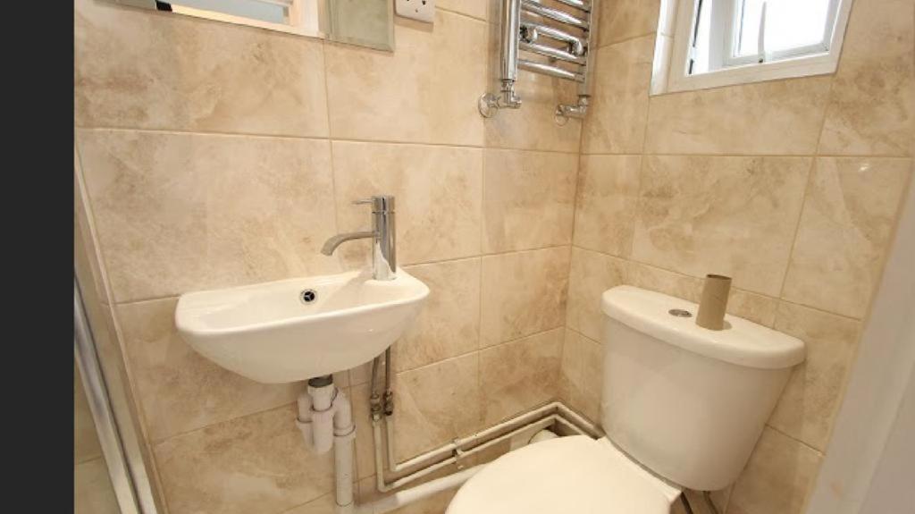 Redecorated Double With Shared Bathroom -rm3 Pensión Londres