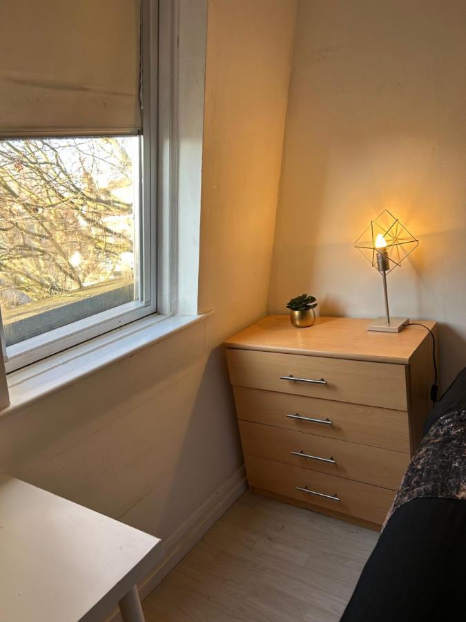 Redecorated Double With Shared Bathroom -rm3 Pensión *