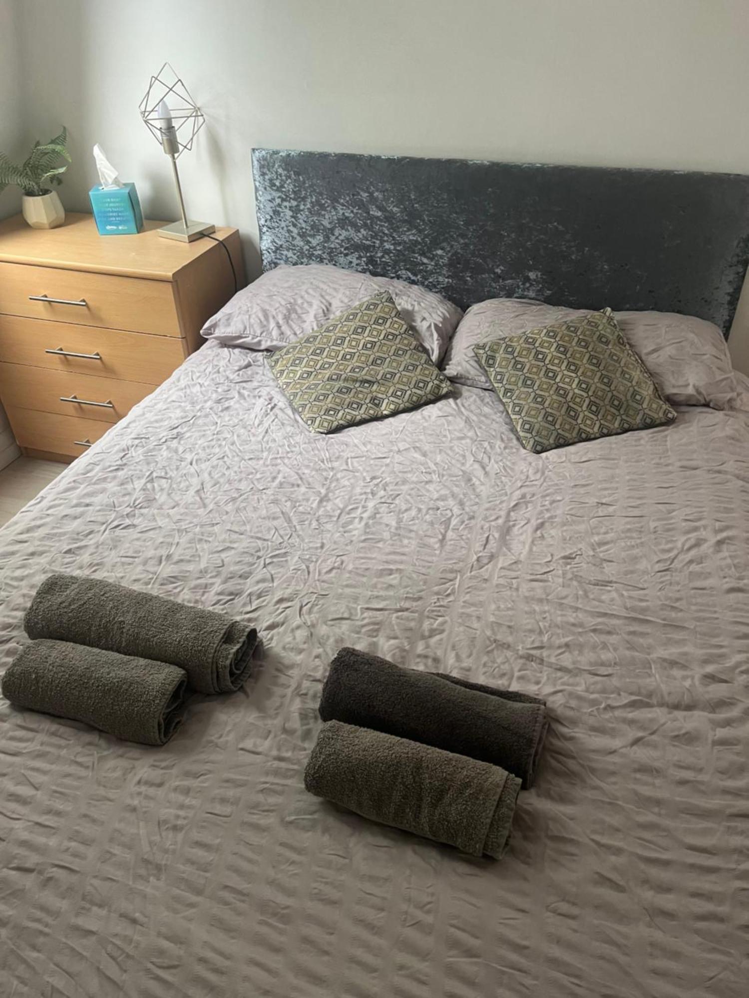 Pensión Redecorated Double With Shared Bathroom -rm3 *